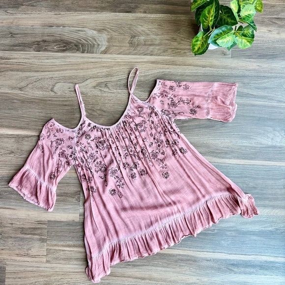 Gimmicks by BKE Bohemian floral Print Cold Shoulder Blush Pink Top – Size S - Picture 2 of 13